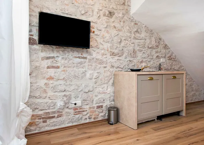 Casa Roccia Bianca * Ρόβινι